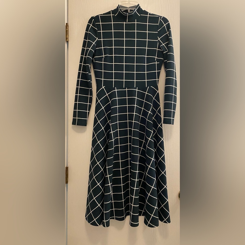 Black and White Grid Pattern Midi Dress with long sleeves